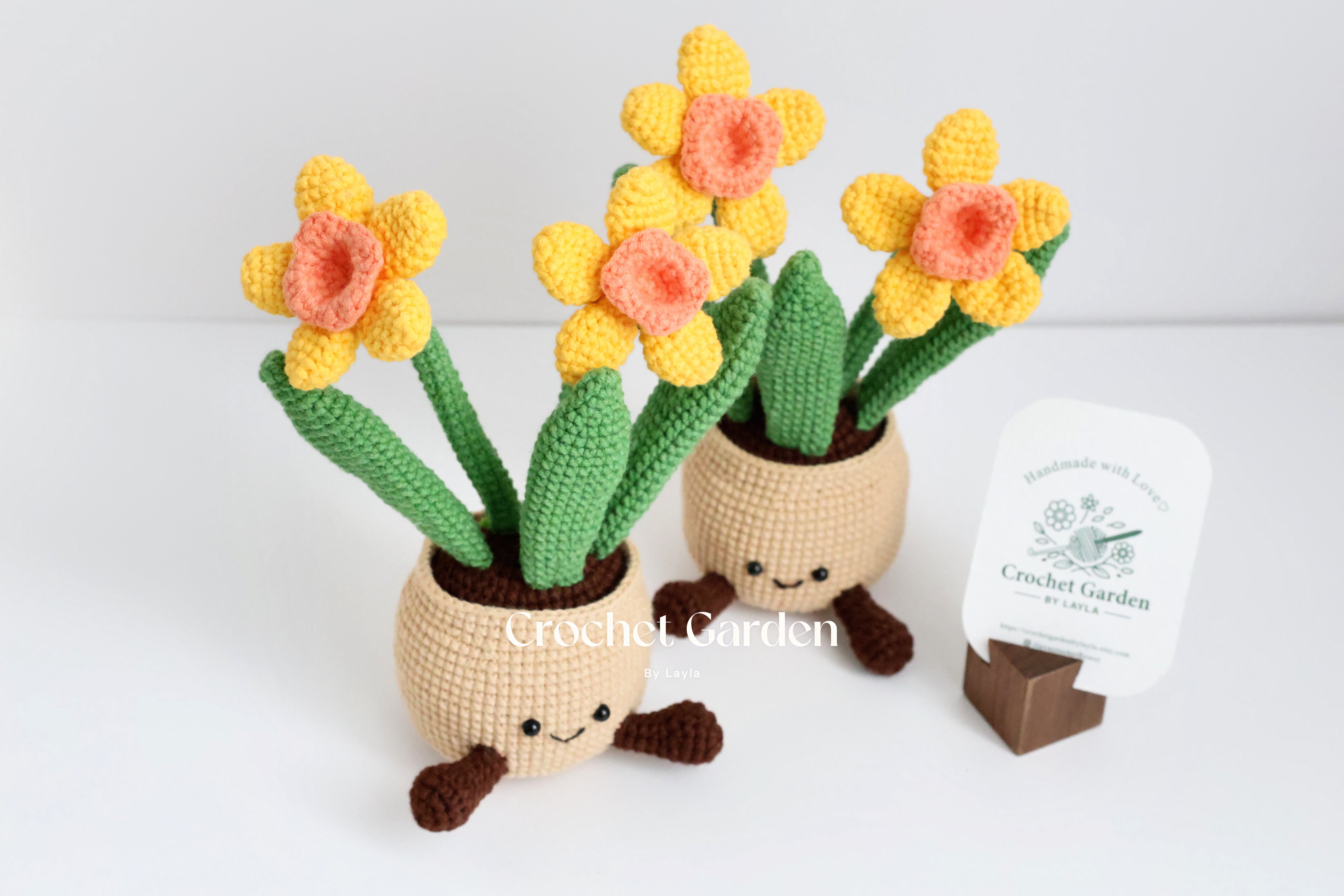 HOOKED GARDEN crochet daffodil plant, crochet daffodil in pot, housewarming gift, desk decoration, room decoration, handmade flower, gift for her