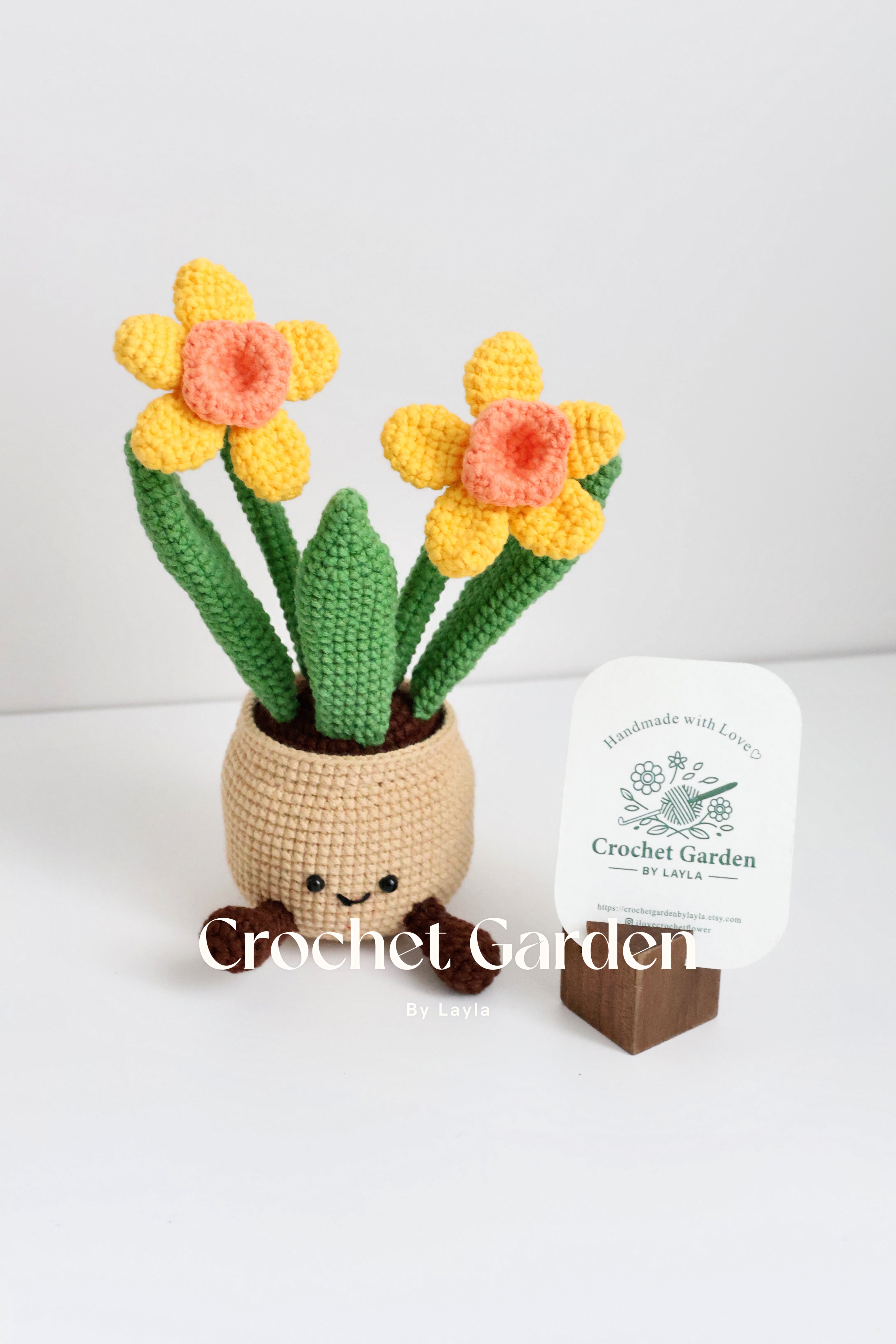 HOOKED GARDEN crochet daffodil plant, crochet daffodil in pot, housewarming gift, desk decoration, room decoration, handmade flower, gift for her